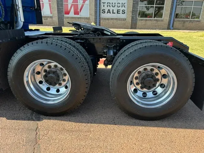 2022 VOLVO VNL860