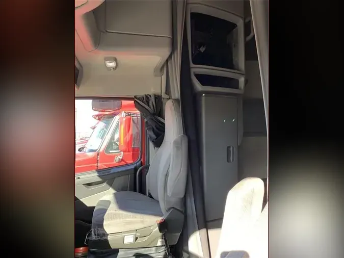 2021 VOLVO VNL760