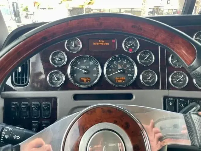 2022 Peterbilt 389