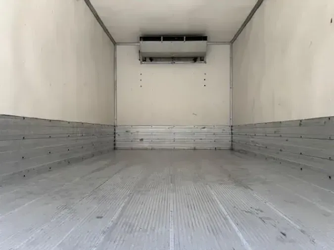 2018 Peterbilt 325
