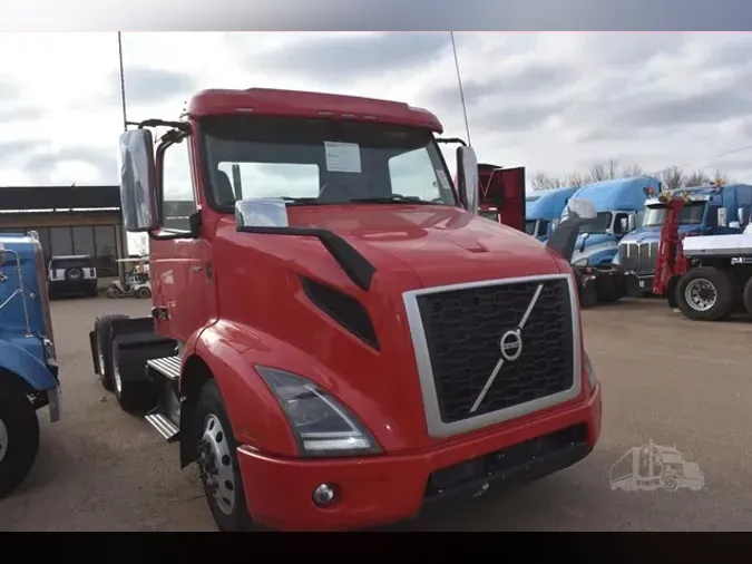 2022 VOLVO VNR64T300