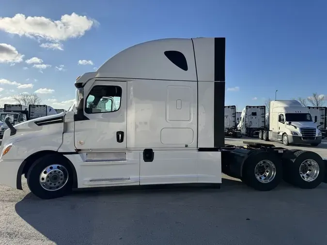 2024 Freightliner Cascadia&reg; Sleeper Cab 126" BBC 72" RR