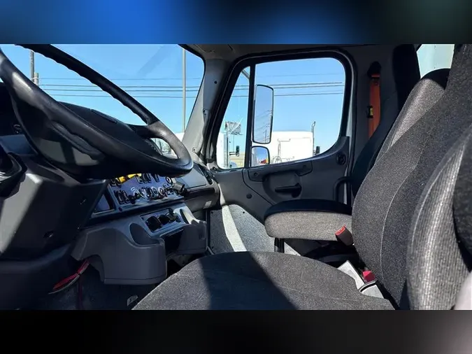 2018 FREIGHTLINER M2-106