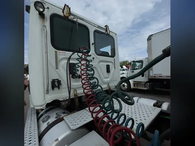 2017 FREIGHTLINER/MERCEDES CASCADIA 113