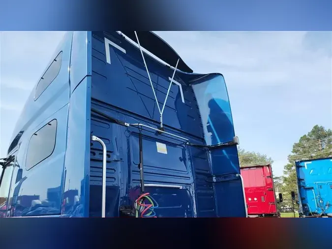 2023 VOLVO VNL760