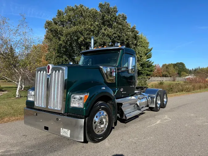 2022 Kenworth W990