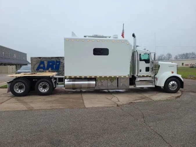 2025 Kenworth W900L