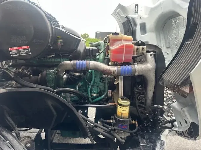 2020 VOLVO VNL64T760