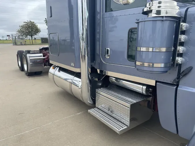 2023 Peterbilt 389