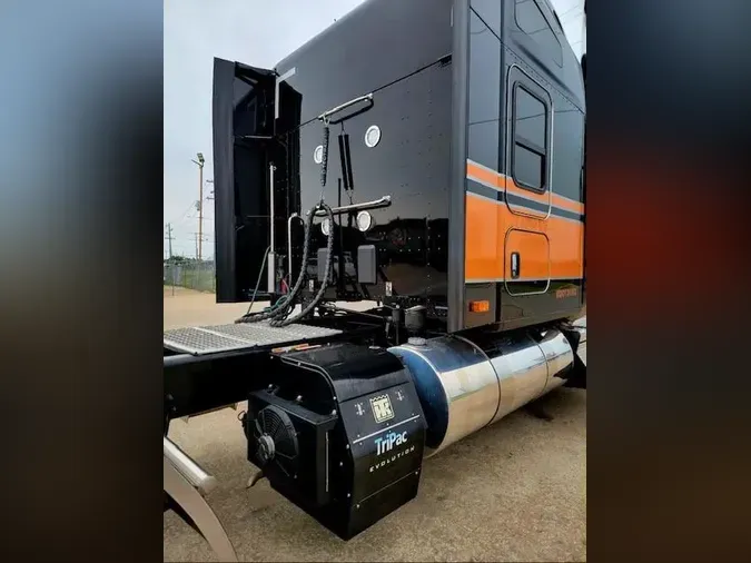 2023 Kenworth W990
