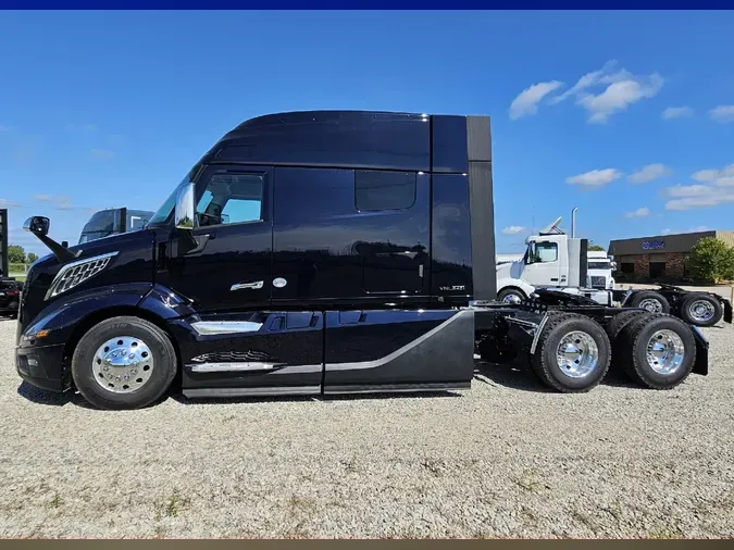 2025 VOLVO VNL64TV04