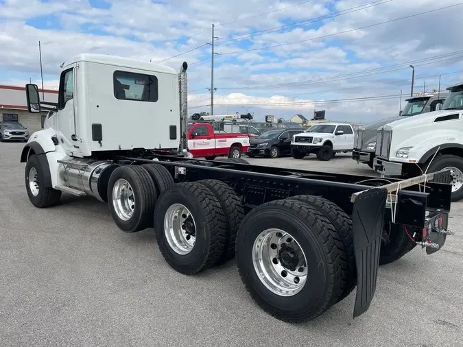 2025 Kenworth T880