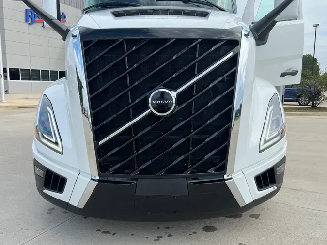 2025 VOLVO VNL64T860