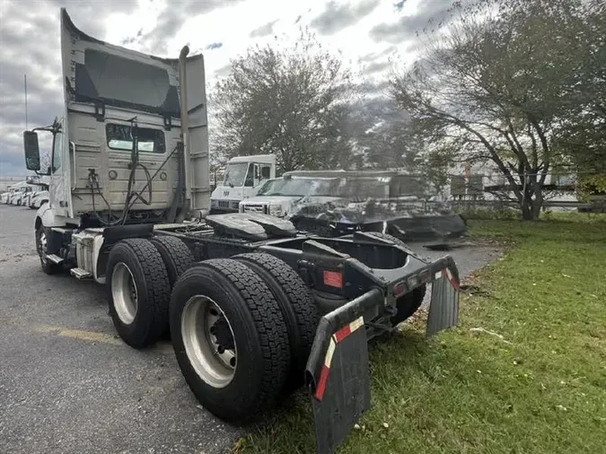 2021 VOLVO VNL300