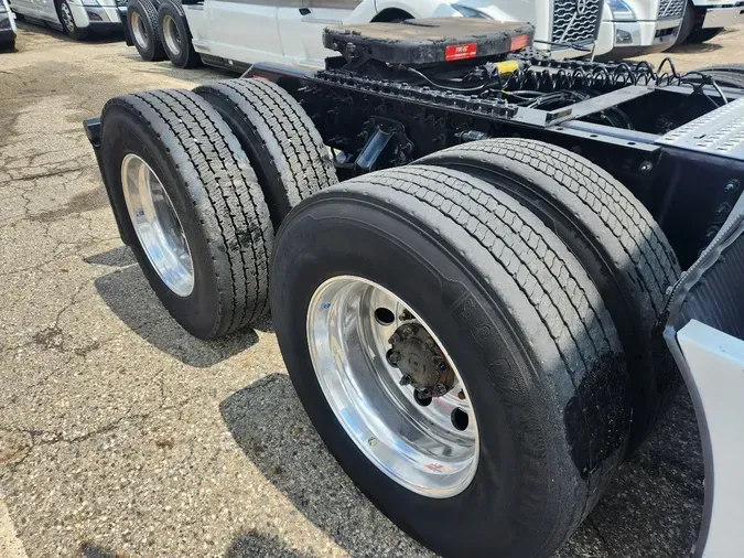 2023 VOLVO VNL64T860