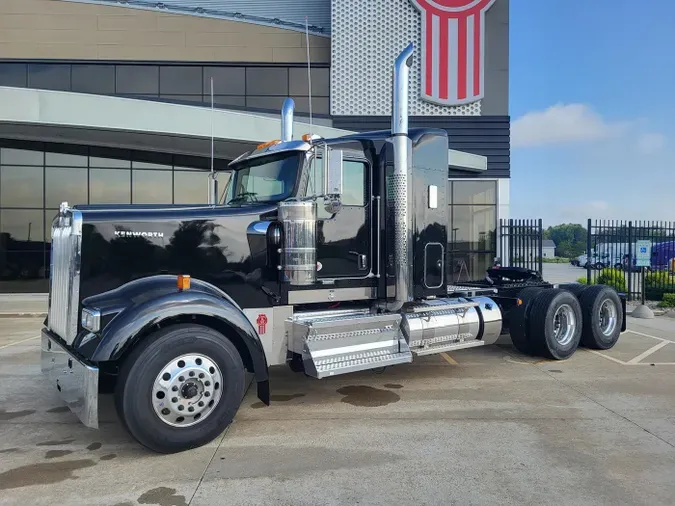 2025 Kenworth W900L