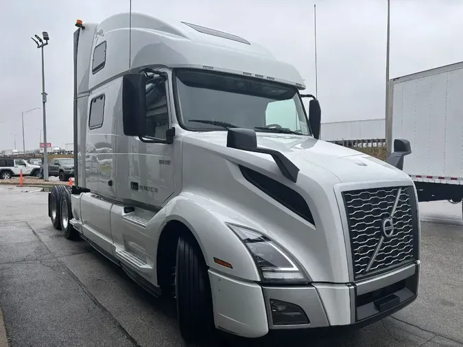 2023 VOLVO VNL64T860