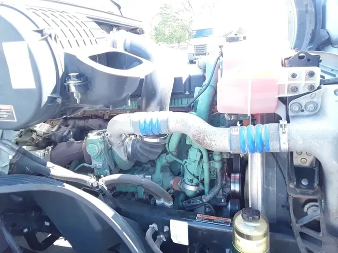 2019 VOLVO VNL64T-300