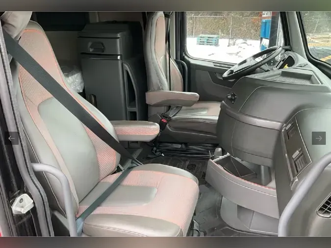 2025 VOLVO VNL64T740cbb5db197568f638413136e7ebbed2a6