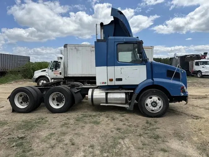 2006 VOLVO VNM64T200