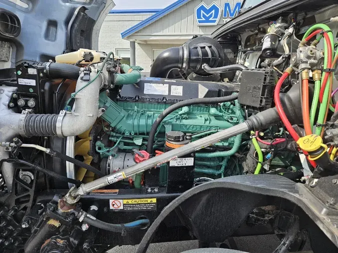 2024 VOLVO VNL64T760