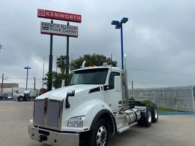 2025 Kenworth T880