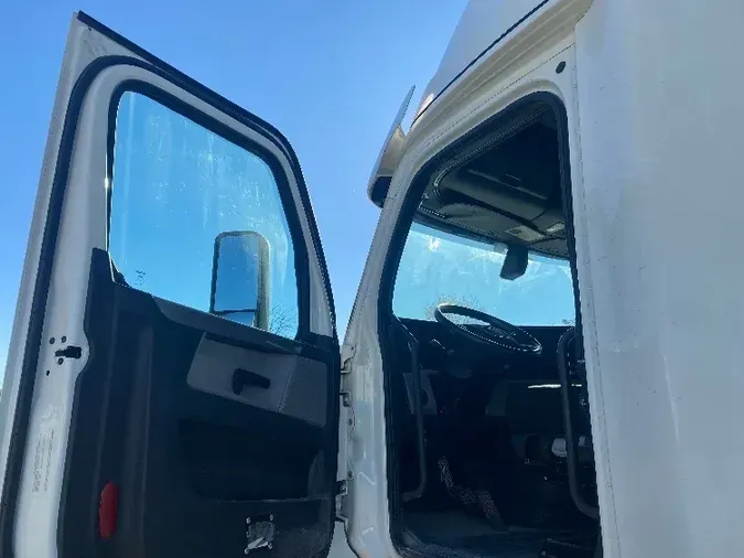 2019 Freightliner T12664ST