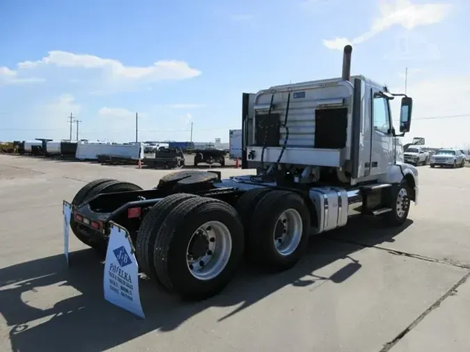2015 VOLVO VNL64T300