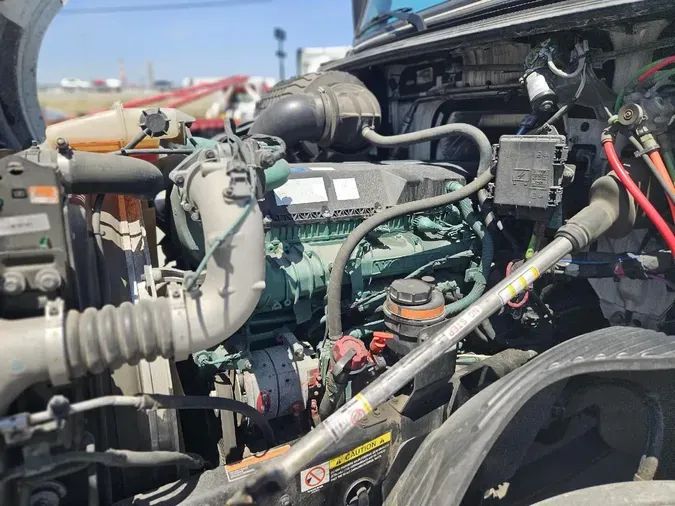 2023 VOLVO VNL64T860