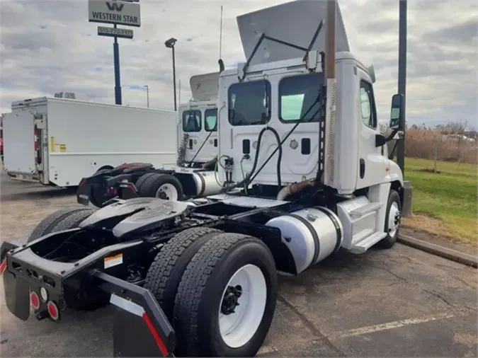 2016 Freightliner CASCADIA 125