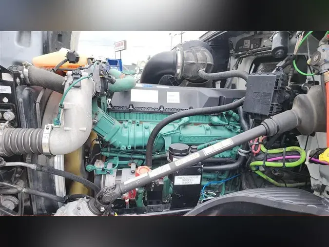 2021 VOLVO VNL740