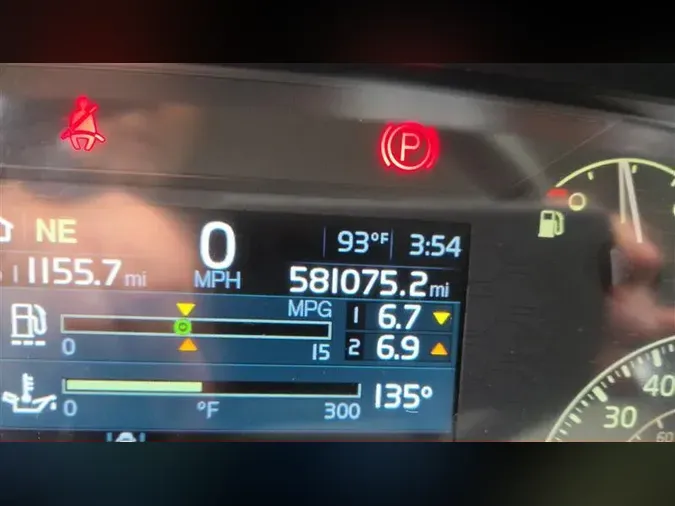 2021 VOLVO VNR64T300