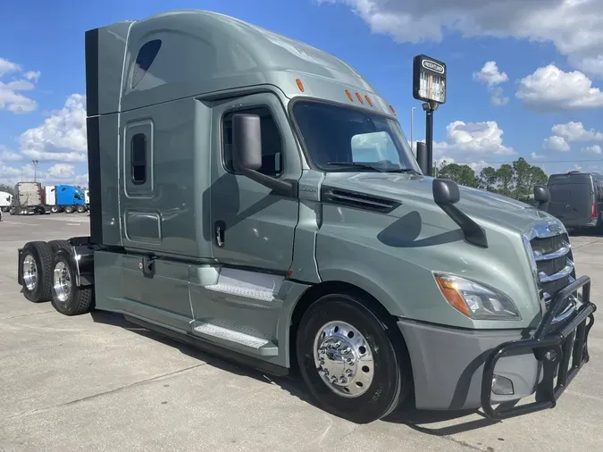 2020 Freightliner Cascadia 126