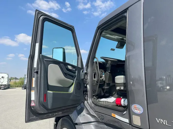 2026 VOLVO VNL64T300