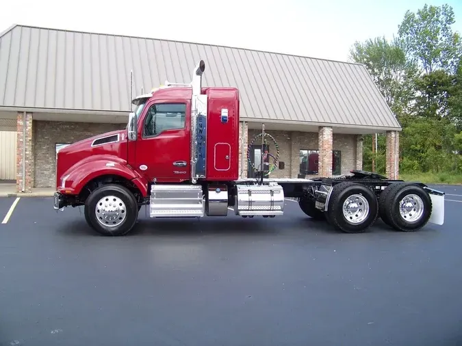 2025 Kenworth T880 40" Low Roof Sleeper