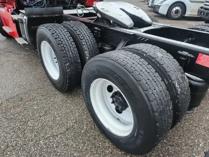 2022 VOLVO VNR64T300