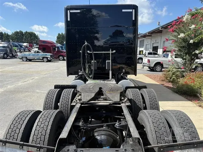 2022 KENWORTH T880