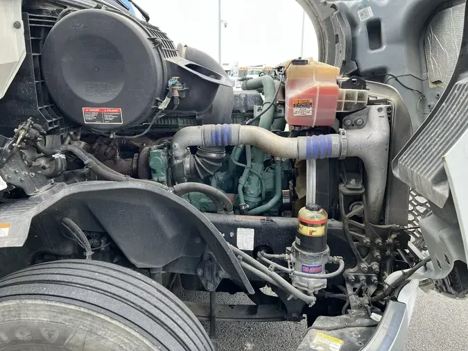 2021 VOLVO VNL64T860