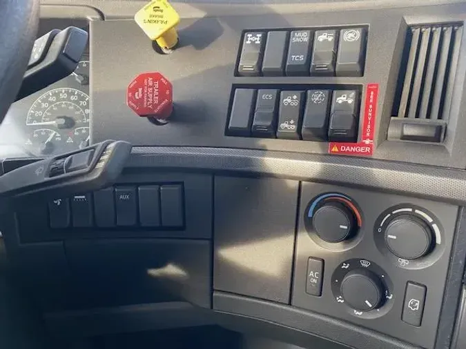 2023 Volvo VNR64T400