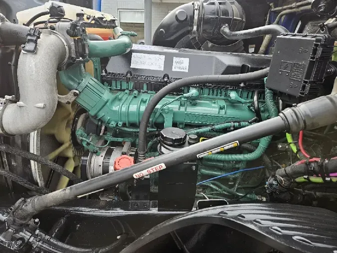 2021 VOLVO VNL64T760cc0d9c1563725cec152331b5e2716673