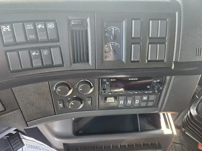 2025 VOLVO VNL64T860