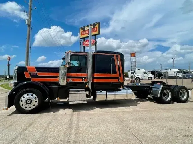 2022 Peterbilt 389