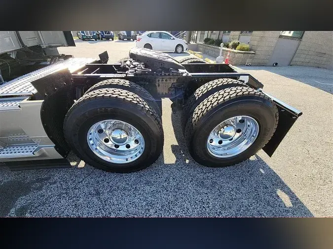 2022 VOLVO VNL760