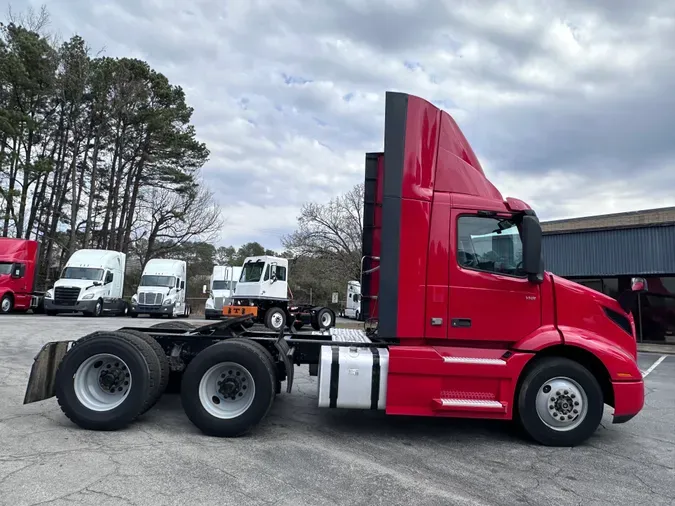 2020 VOLVO VNR64T300