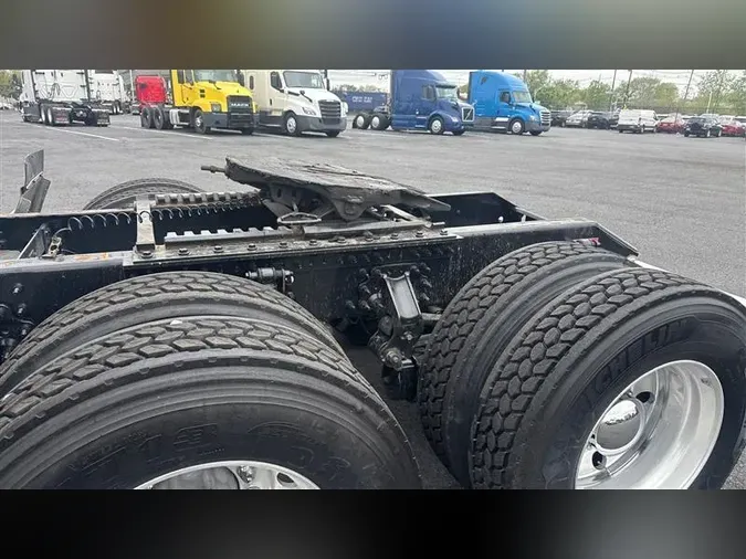 2022 VOLVO VNL860