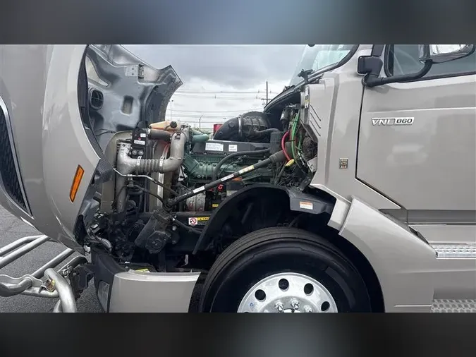2022 VOLVO VNL860