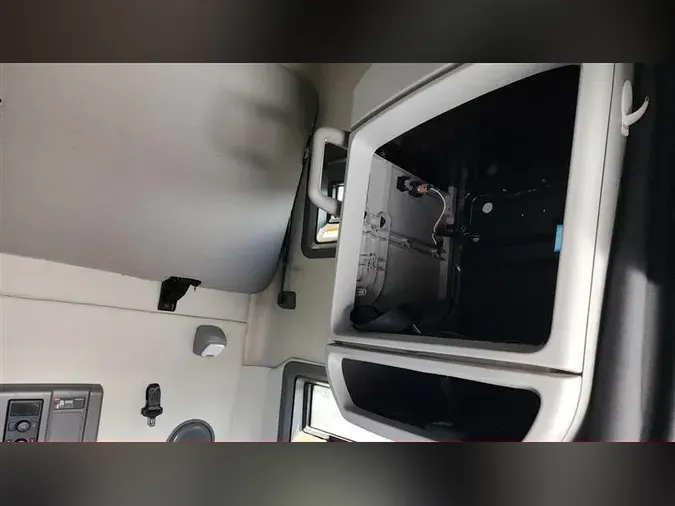 2022 VOLVO VNL760