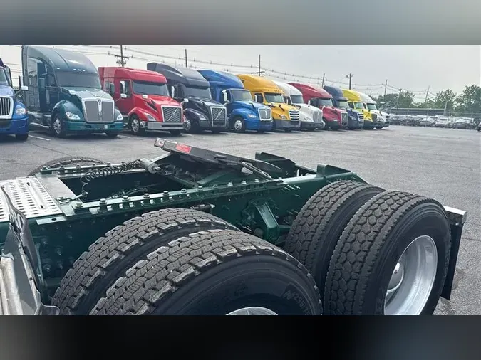2020 VOLVO VNL300