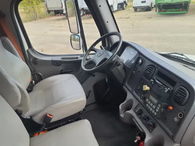 2014 FREIGHTLINER/MERCEDES M2 106
