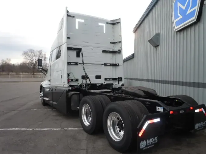 2025 VOLVO VNL64Tv04